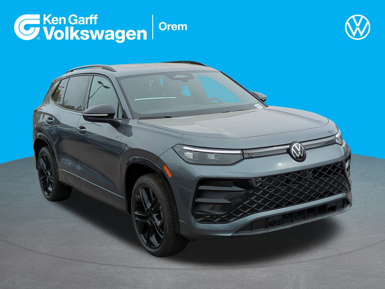 2025 Volkswagen Tiguan SE R-LINE BLACK's photo