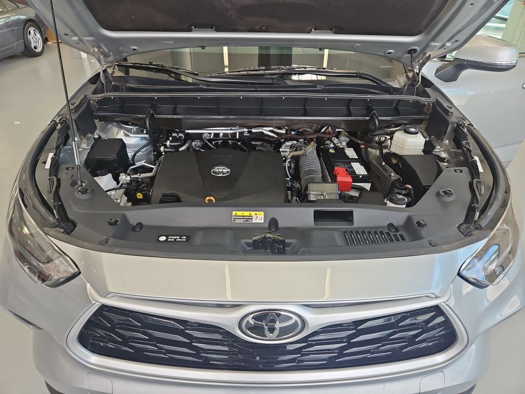 2021 Toyota Highlander LE photo 21