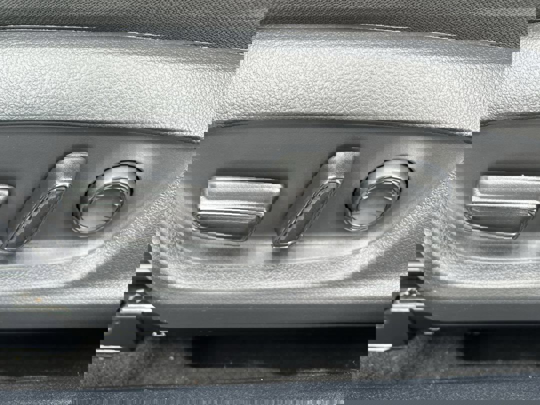 2020 Toyota Camry Hybrid LE photo 15