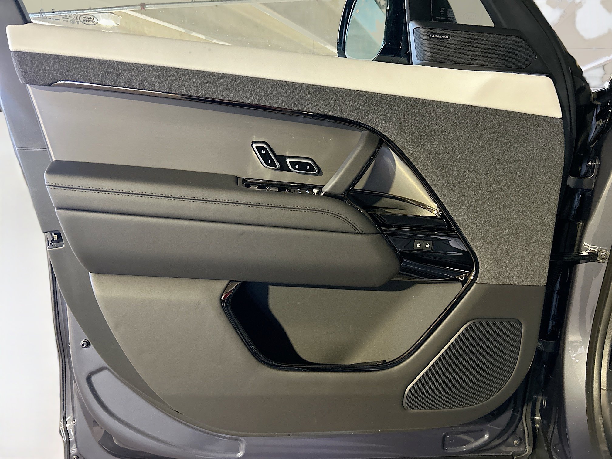 2025 Land Rover Range Rover Sport SE photo 16