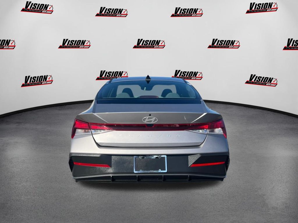 2025 Hyundai Elantra SE photo 6