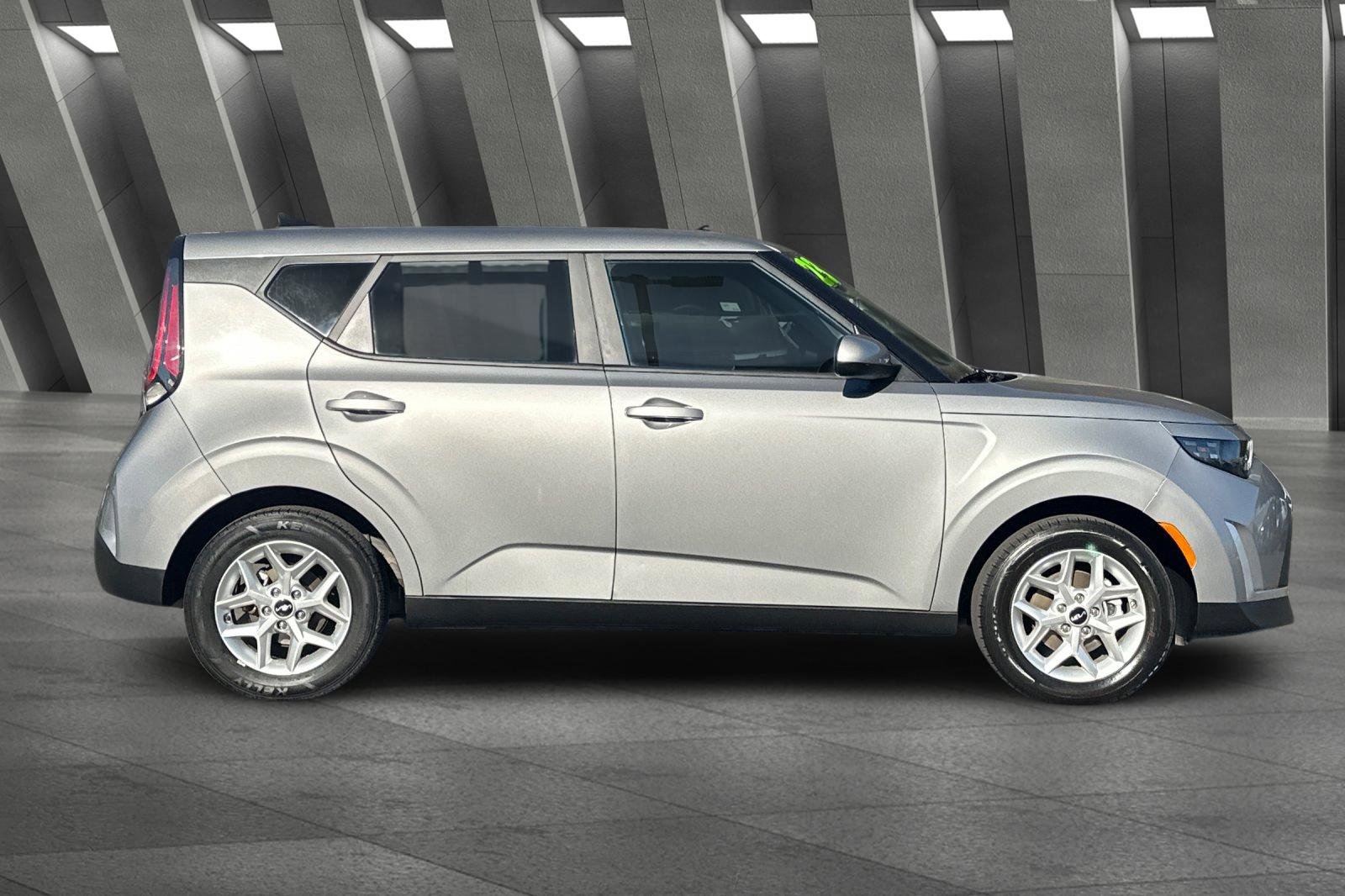 2023 Kia Soul LX photo 2