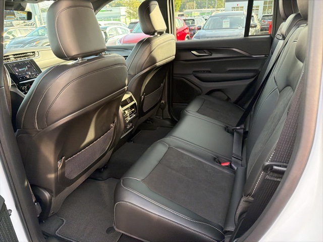 2025 Jeep Grand Cherokee Altitude photo 7