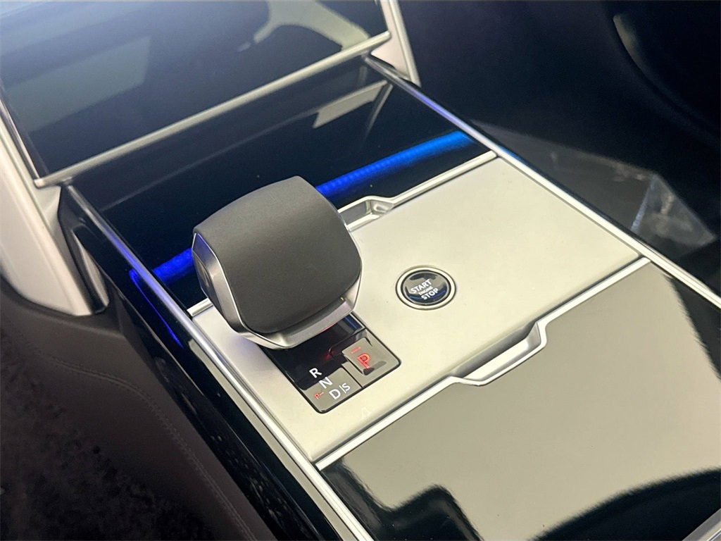 2025 Land Rover Range Rover SE photo 11