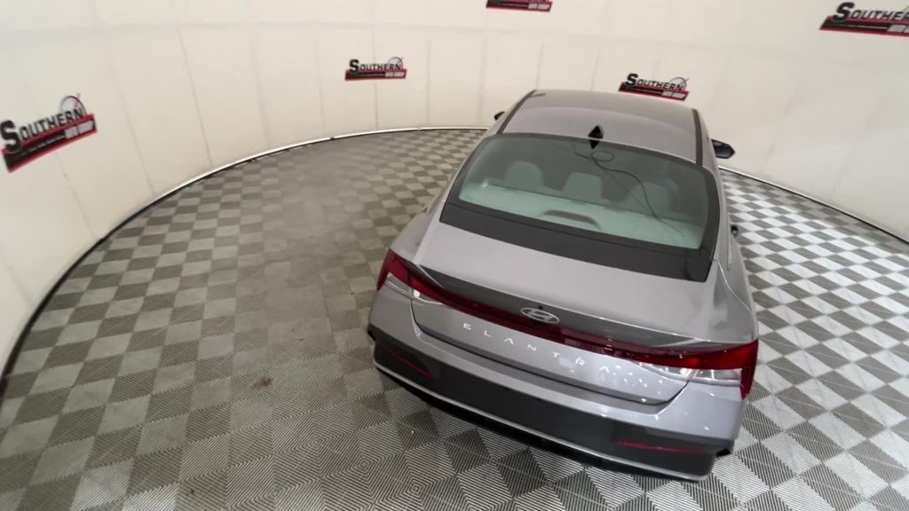 2024 Hyundai Elantra SEL photo 3