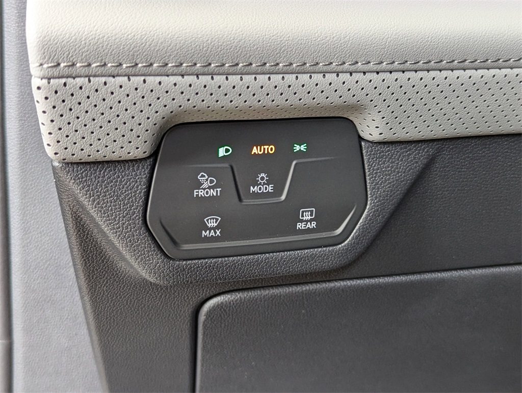 2025 Volkswagen Atlas SE Technology Peak Edition photo 14