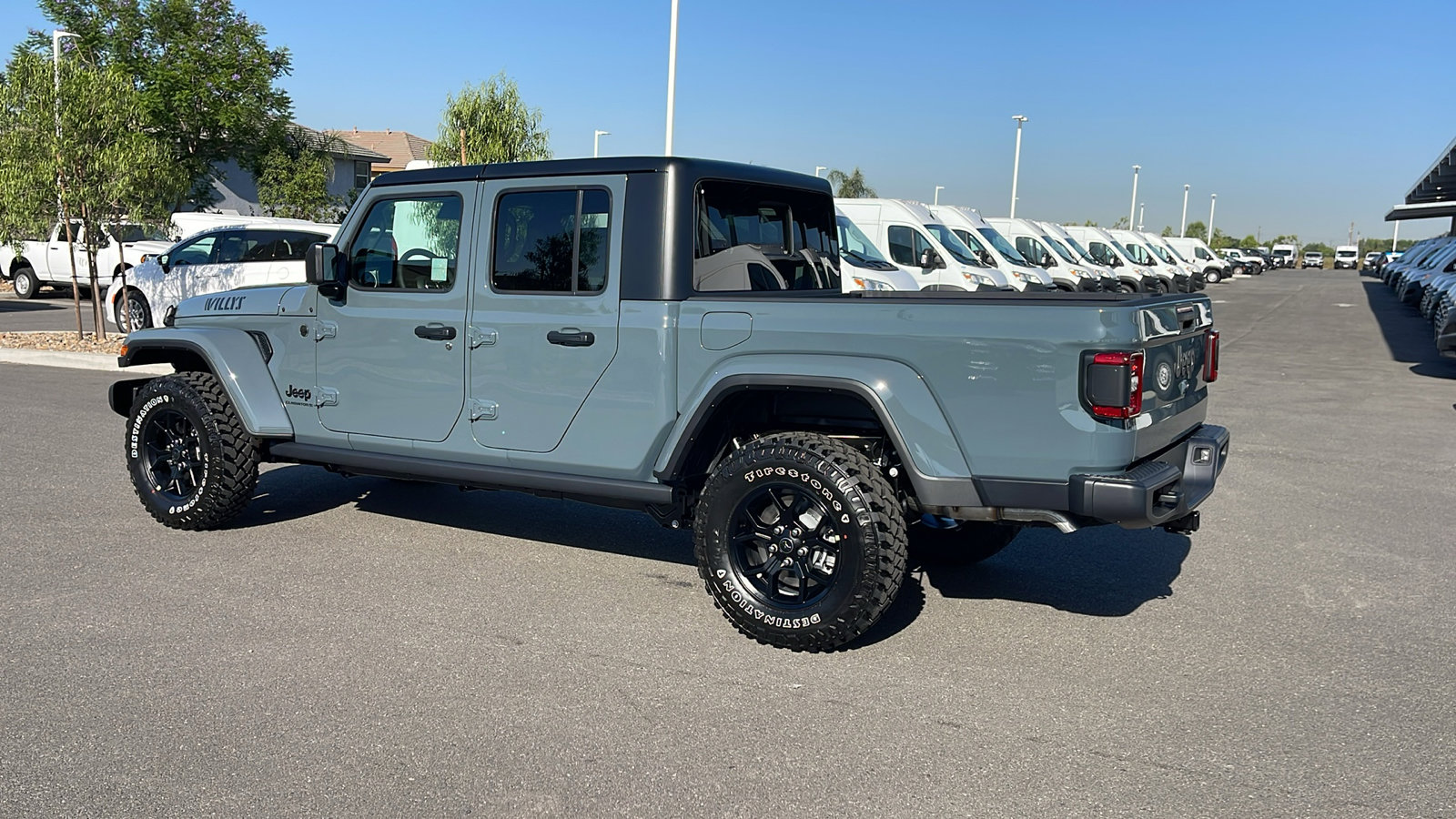 2025 Jeep Gladiator Willys photo 3
