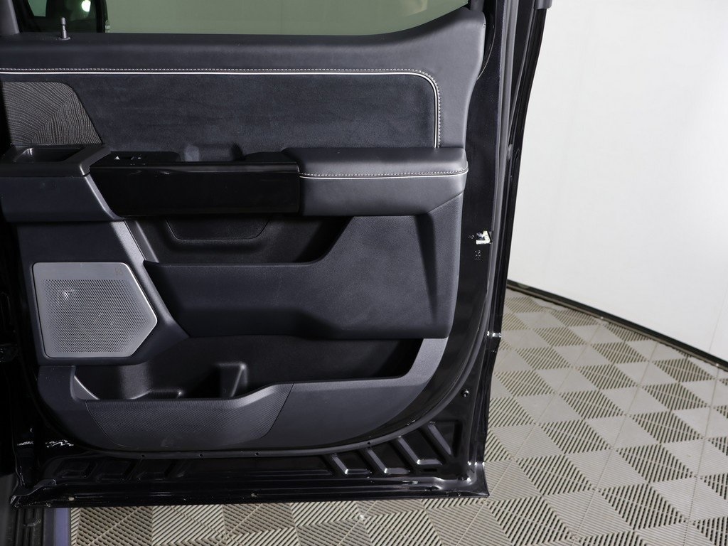 2023 Ford F-150 Lightning Platinum photo 18