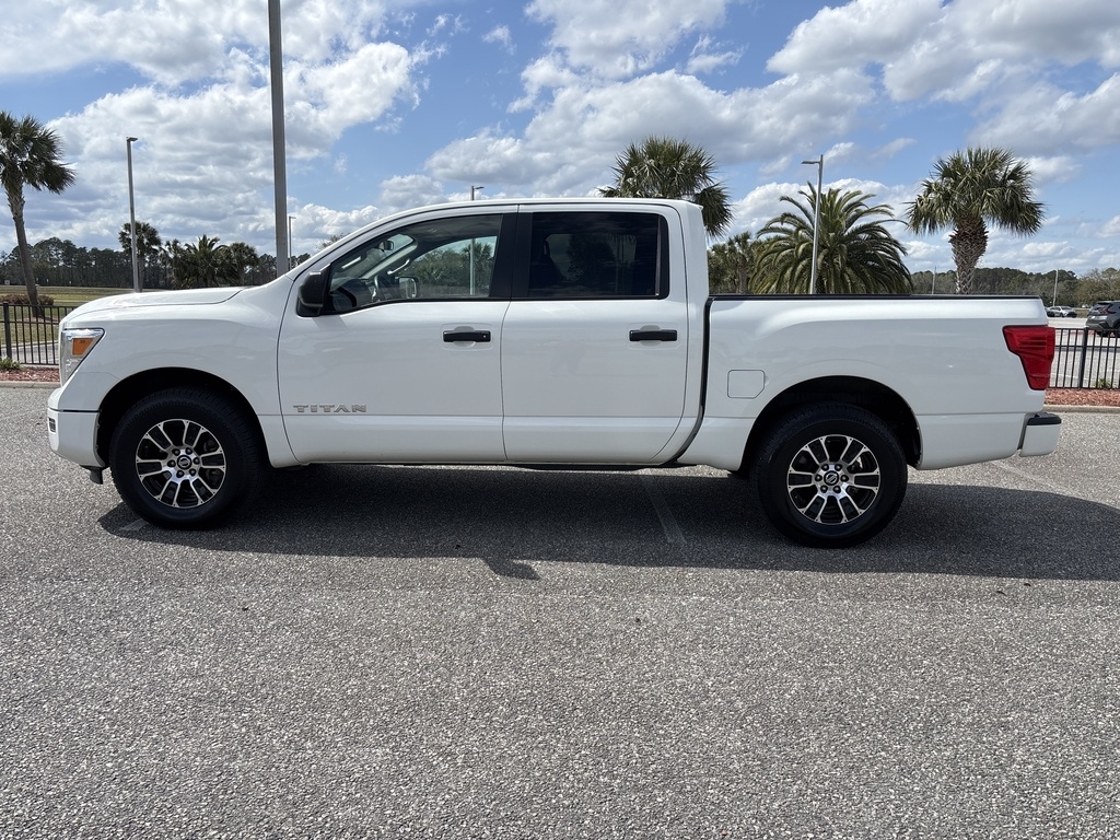 2022 Nissan Titan SV photo 2