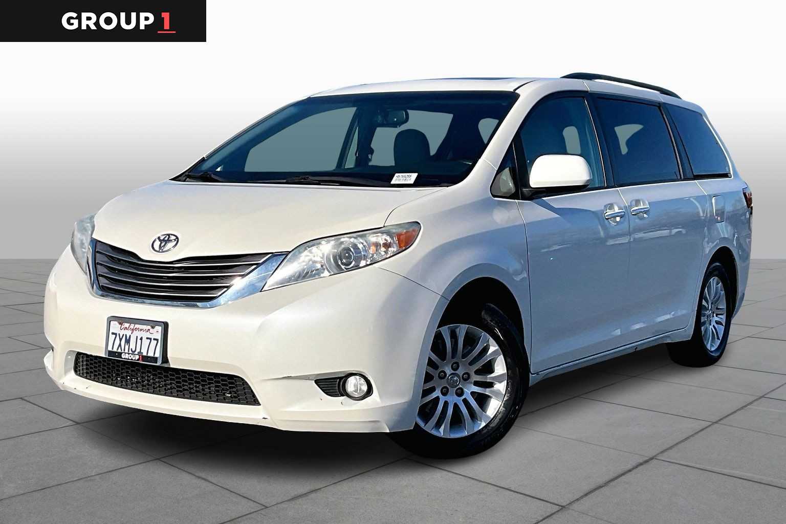 2017 Toyota Sienna XLE's photo