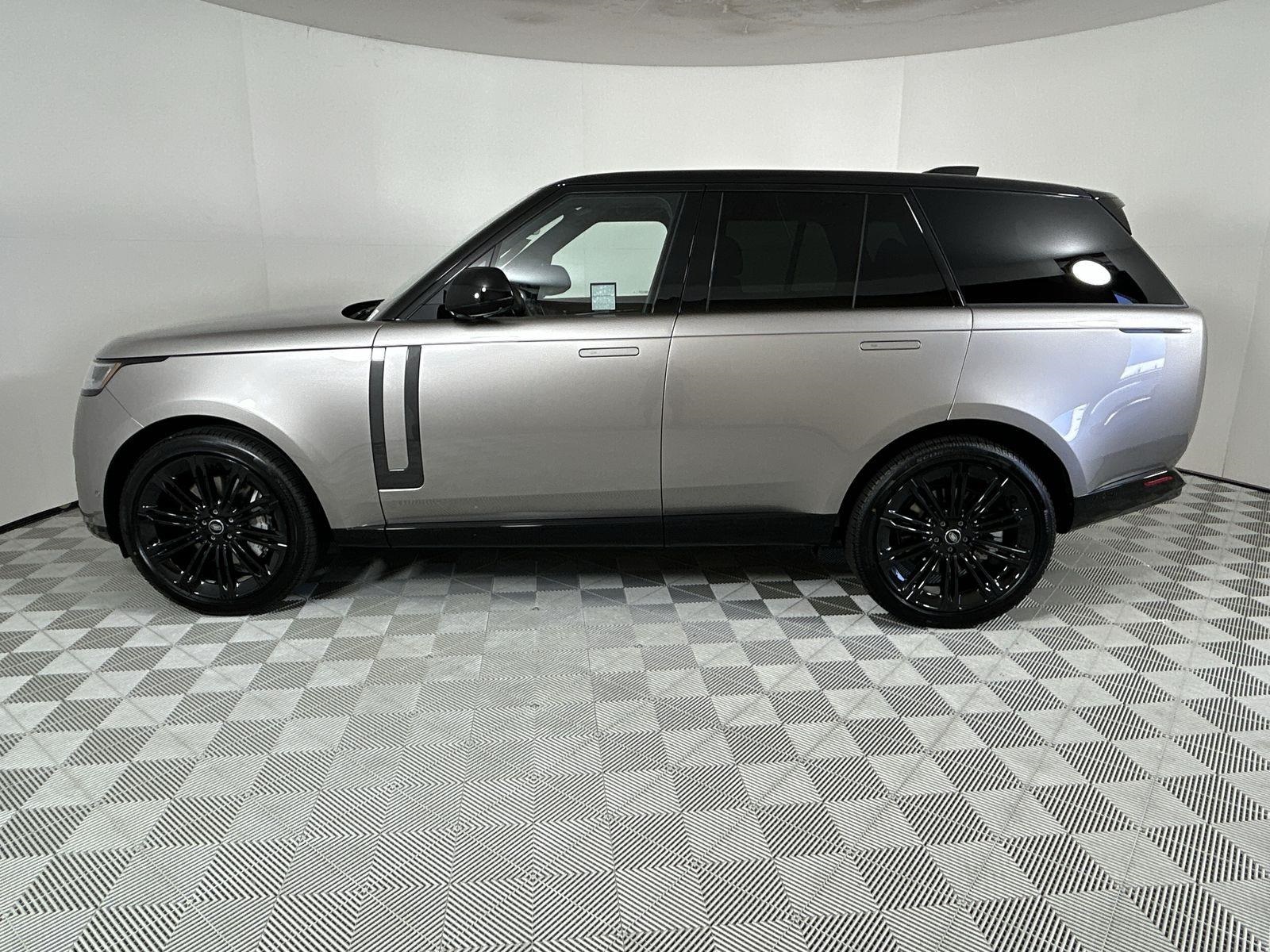 2025 Land Rover Range Rover SE photo 2