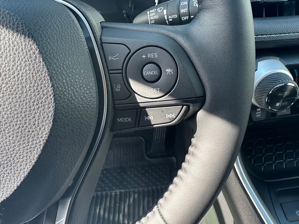 2025 Toyota RAV4 Hybrid XLE photo 18