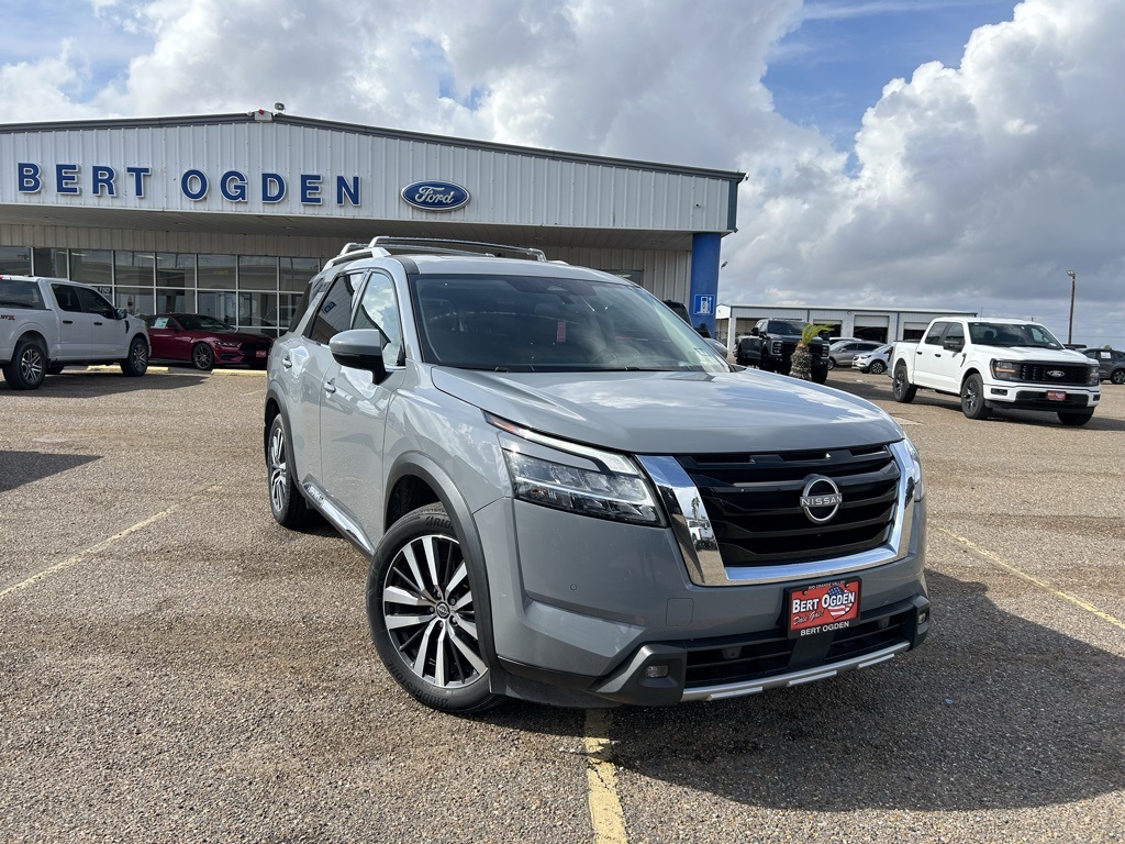 2022 Nissan Pathfinder Platinum's photo