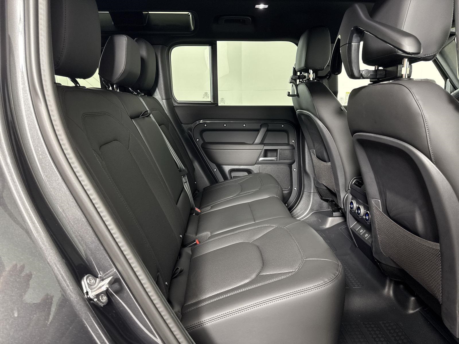 2025 Land Rover Defender 110 X-Dynamic SE photo 26