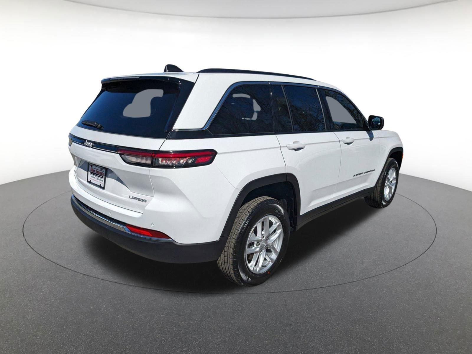 2025 Jeep Grand Cherokee Laredo X photo 3