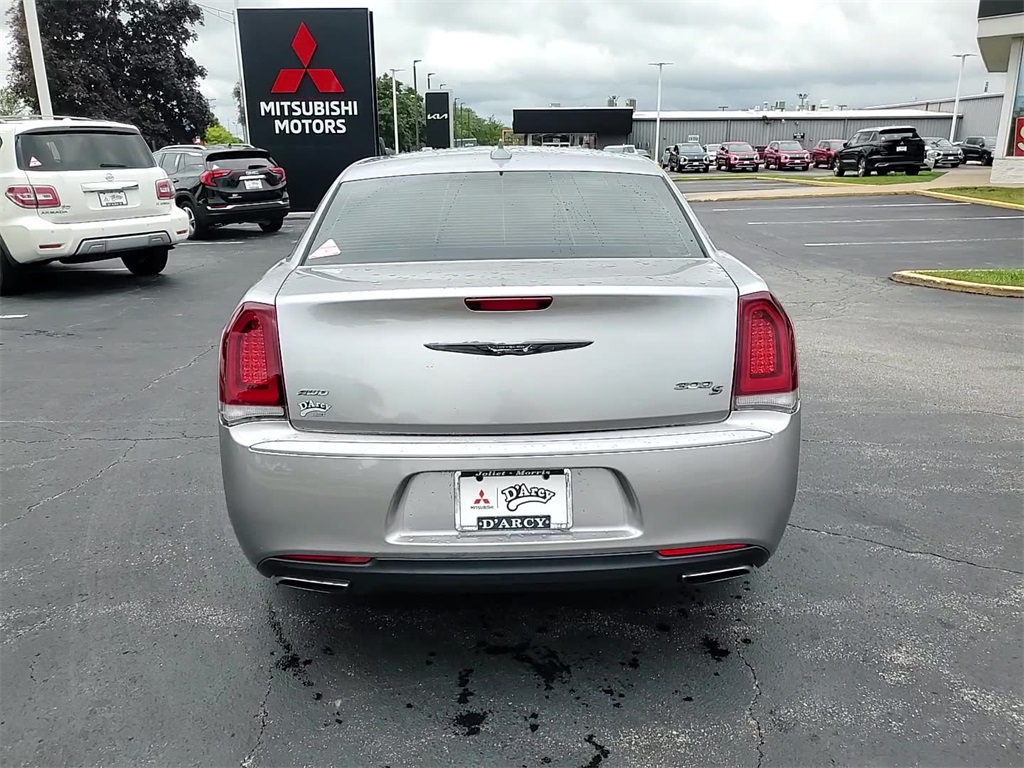 2016 Chrysler 300 S photo 11