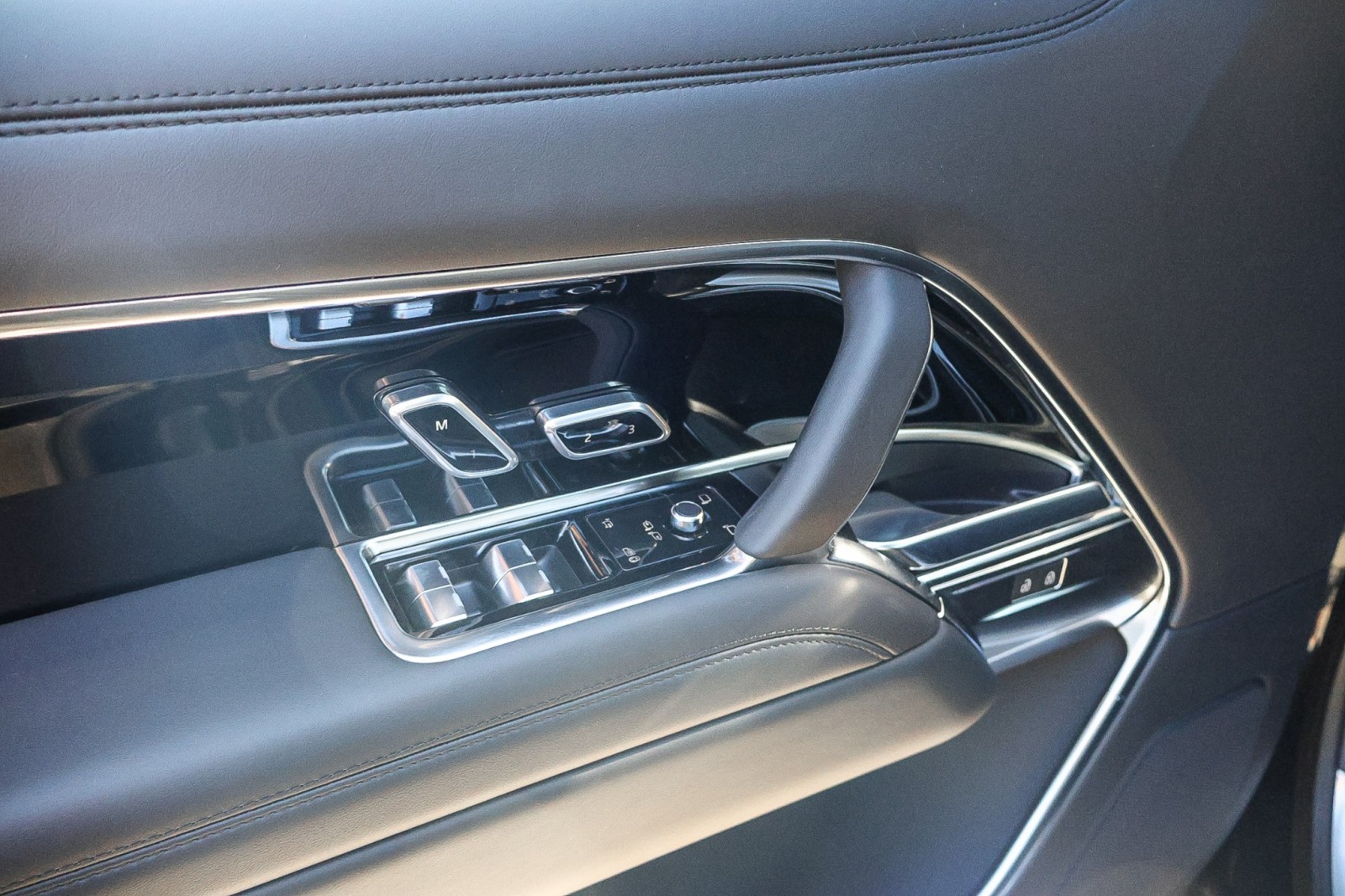 2025 Land Rover Range Rover SE photo 18