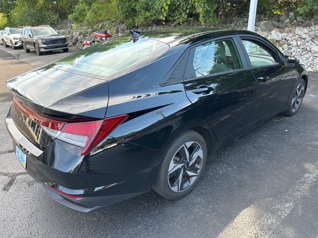 2023 Hyundai Elantra SEL photo 2