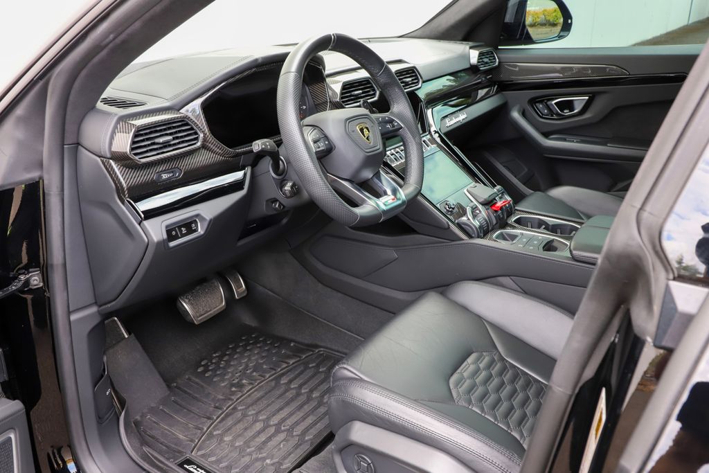2021 Lamborghini Urus photo 35