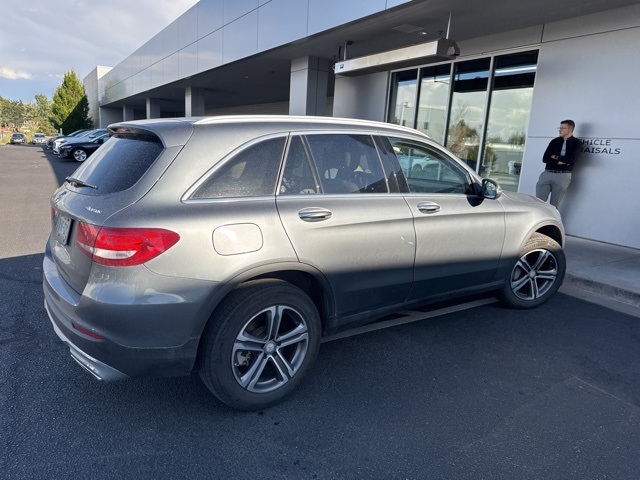 2017 Mercedes Benz GLC 300 4MATIC photo 3