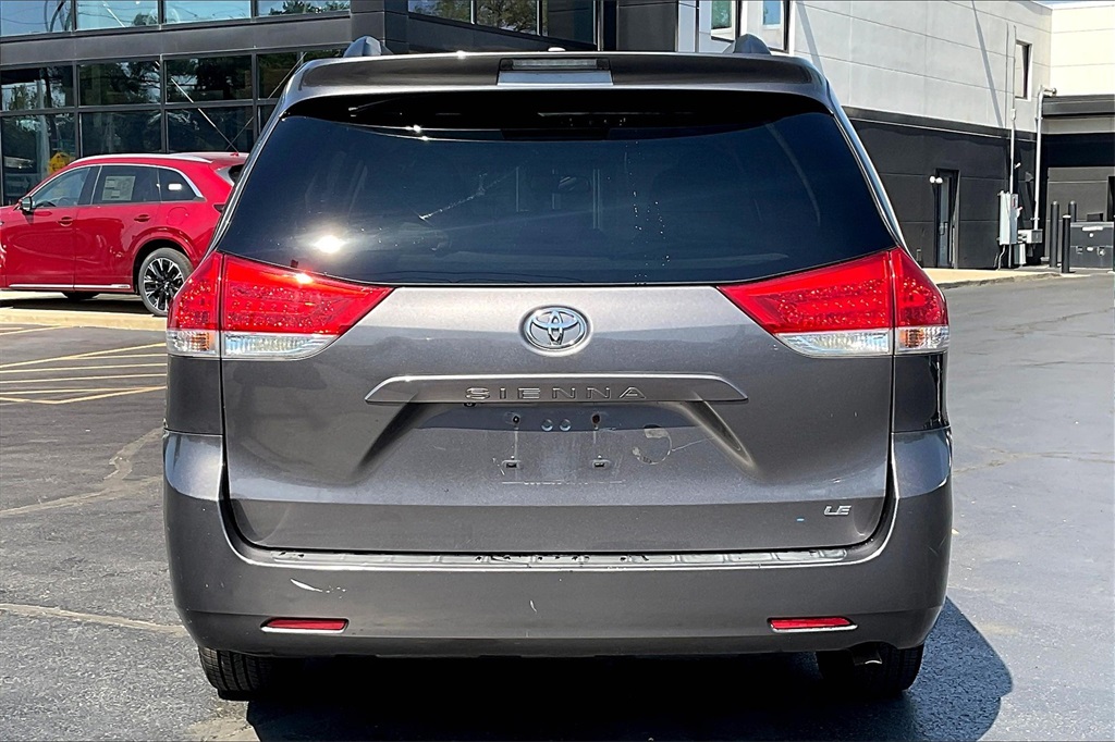 2011 Toyota Sienna LE photo 3