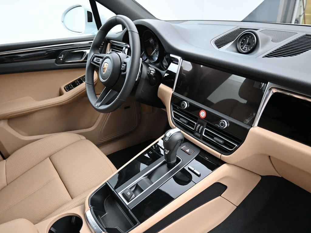 2026 Porsche Macan T photo 9