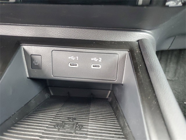2025 Nissan Kicks SR photo 16