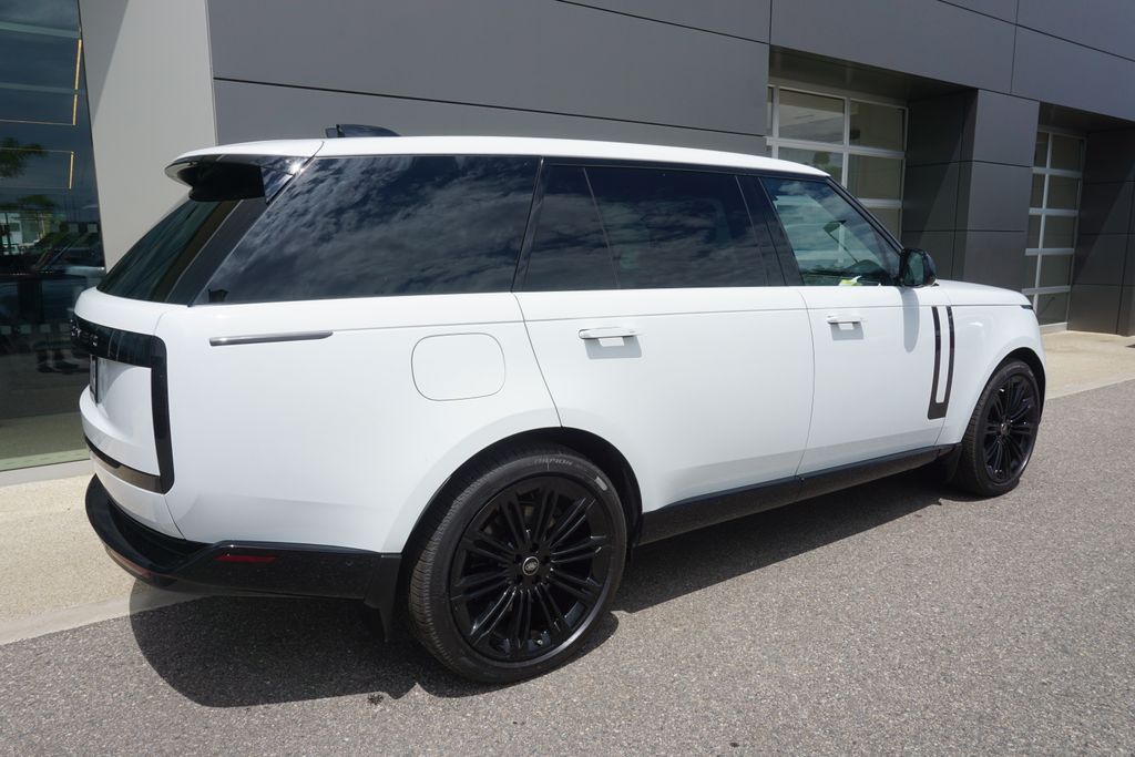 2025 Land Rover Range Rover SE photo 4