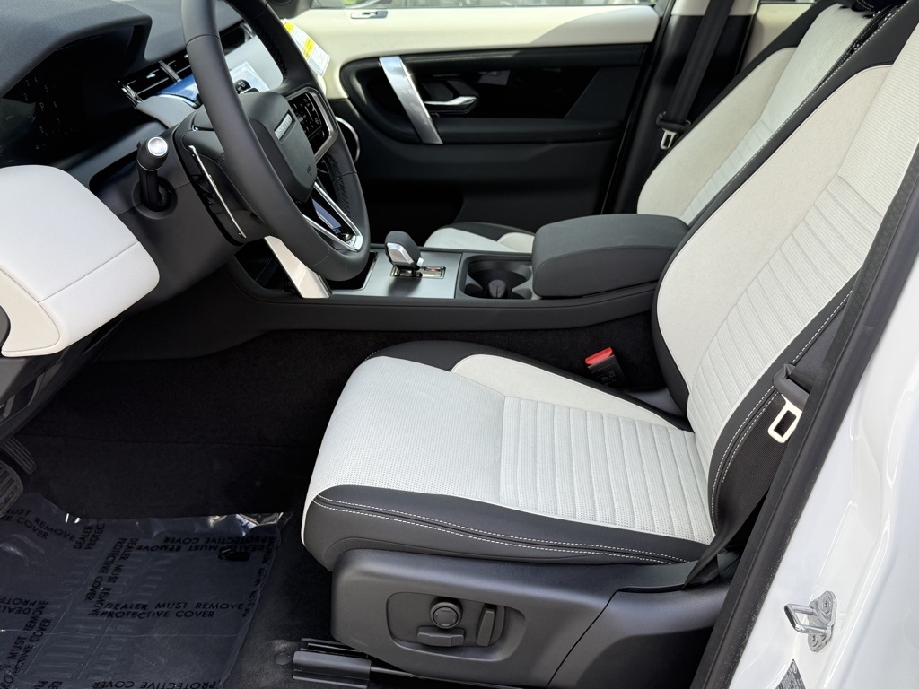 2025 Land Rover Discovery Sport S photo 4