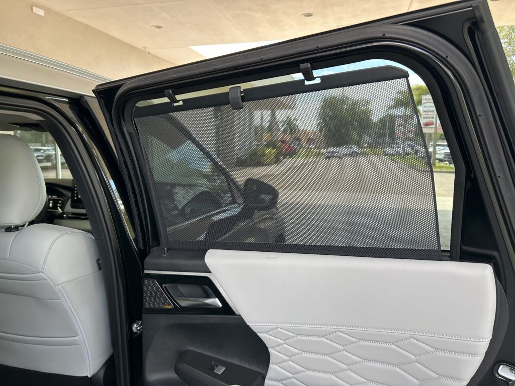 2025 Mitsubishi Outlander Black Edition photo 31