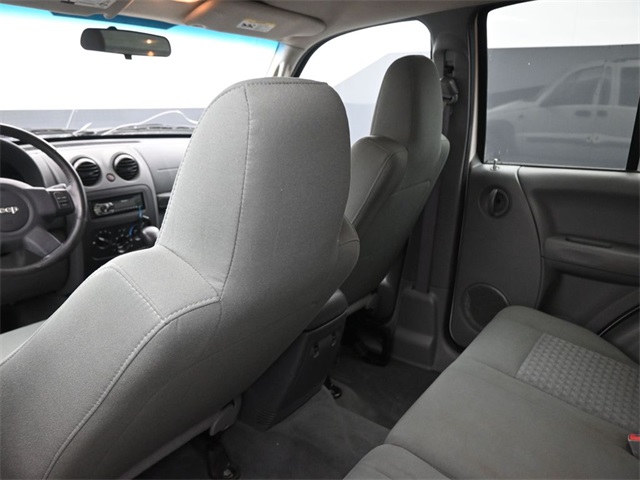 2005 Jeep Liberty Sport photo 2