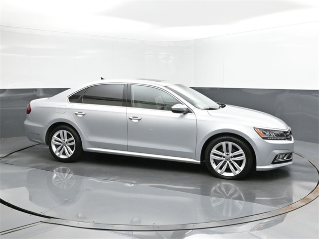 2018 Volkswagen Passat 2.0T SE photo 3