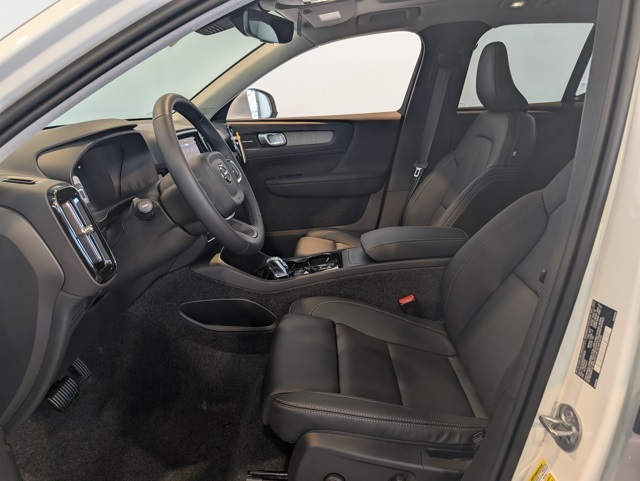 2025 Volvo XC40 photo 6