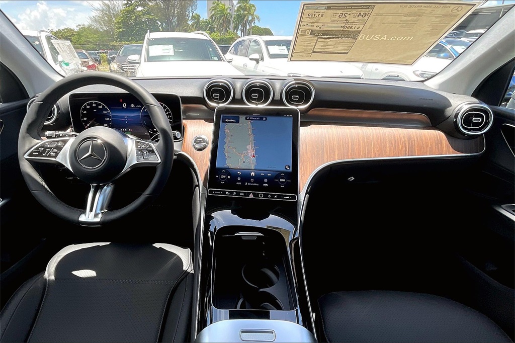 2025 Mercedes Benz GLC 350e 4MATIC photo 3
