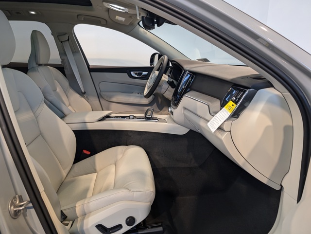 2025 Volvo XC60 B5 Plus photo 28