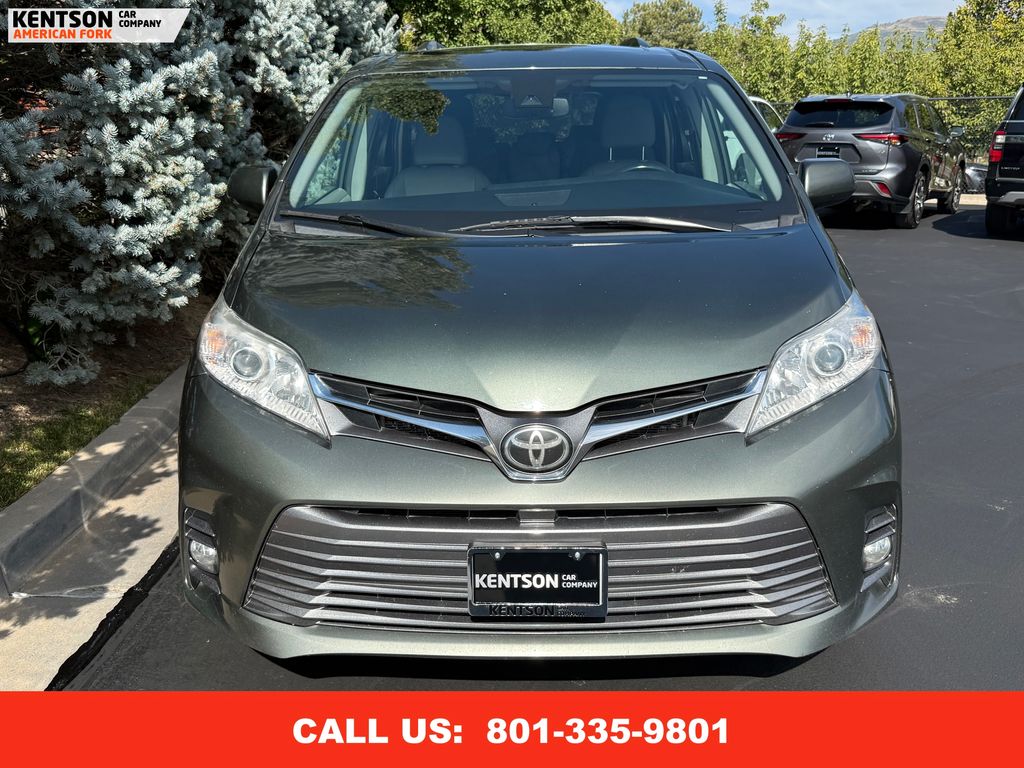 2019 Toyota Sienna XLE photo 2