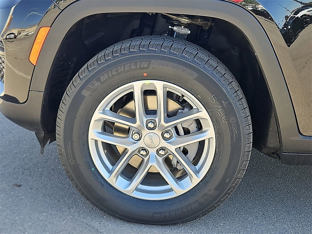 2025 Jeep Grand Cherokee Laredo photo 2