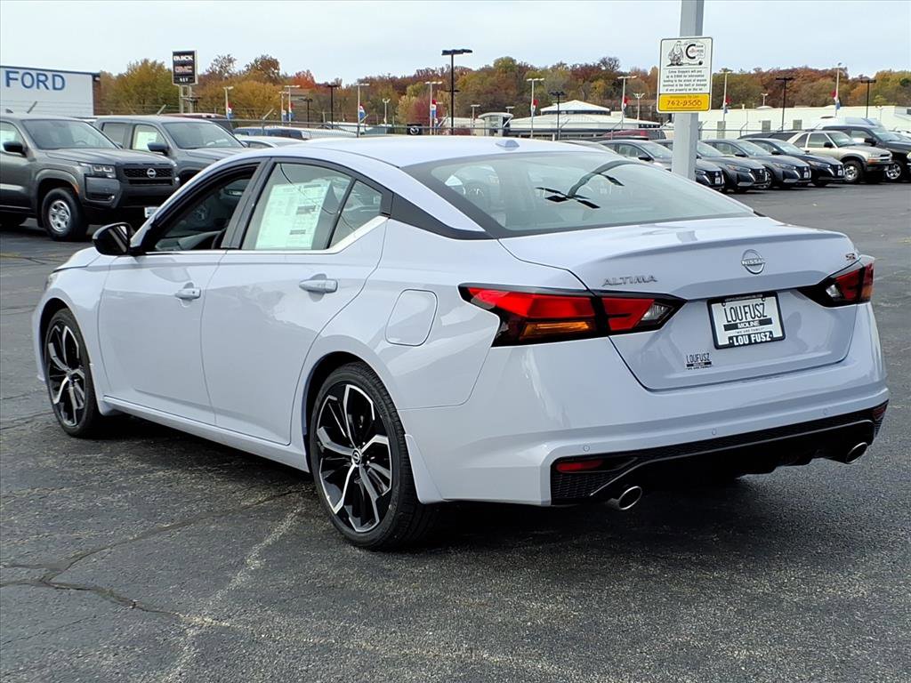 2025 Nissan Altima SR photo 2