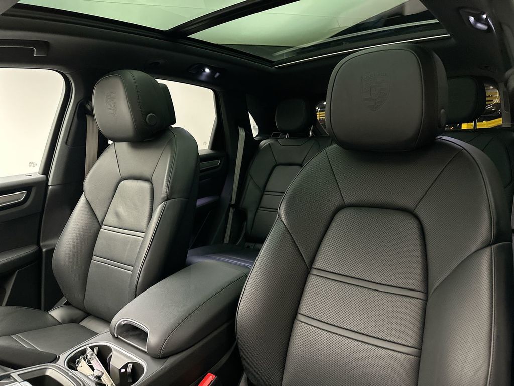 2022 Porsche Cayenne Base photo 10