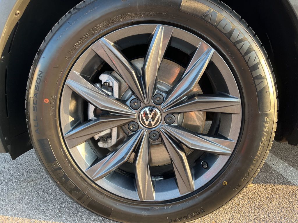 2022 Volkswagen Tiguan SE photo 9