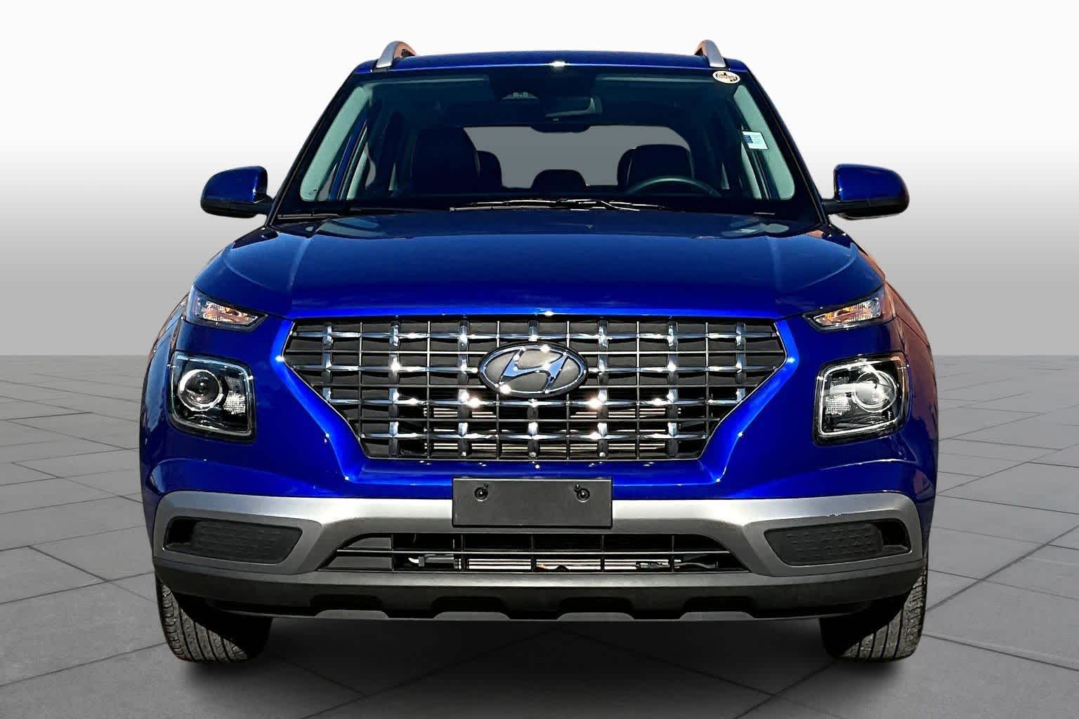 2024 Hyundai Venue SEL photo 3