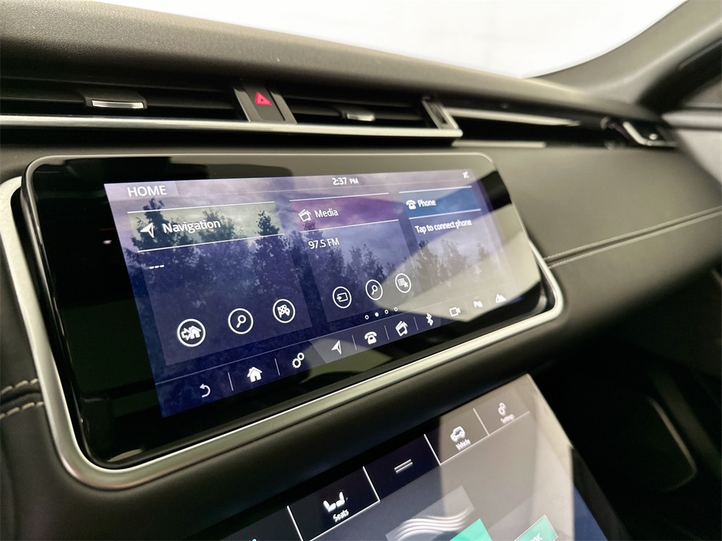 Used 2018 Fuji White Land Rover SE R-Dynamic image 17