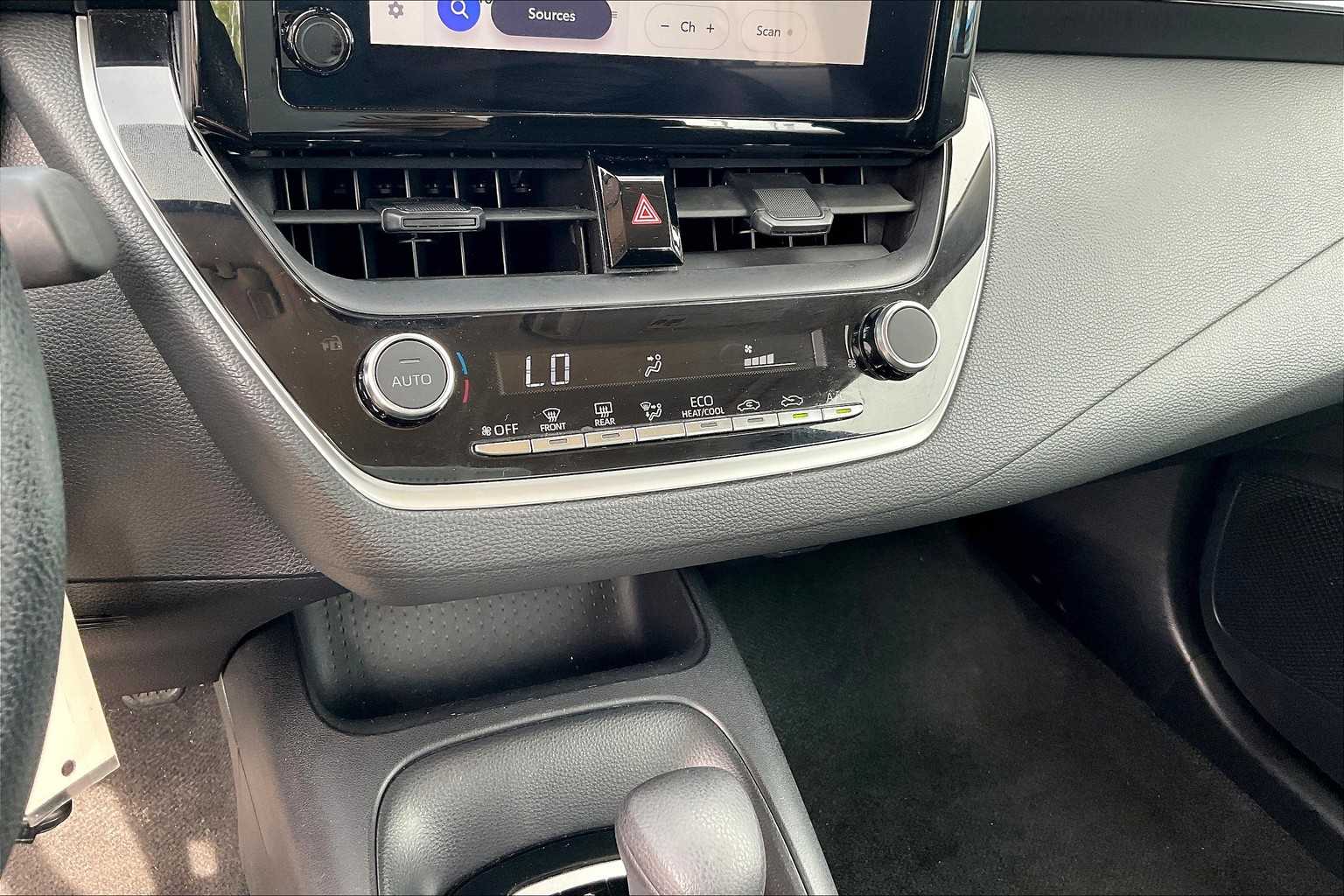 2024 Toyota Corolla LE photo 31