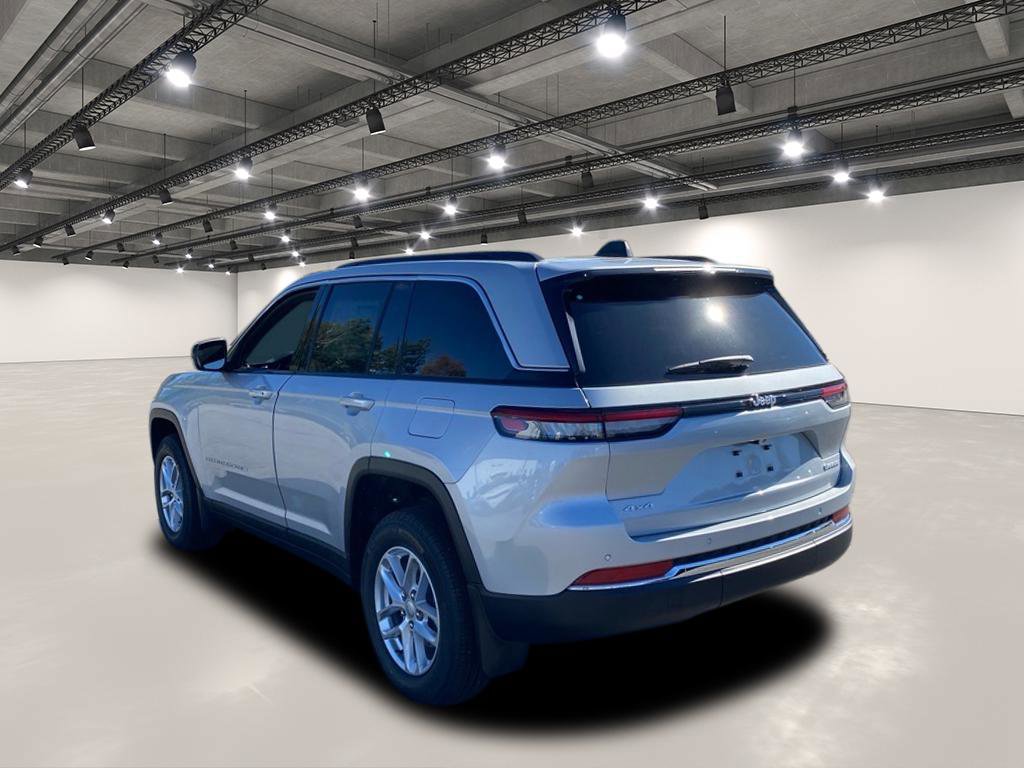 2025 Jeep Grand Cherokee Laredo Altitude photo 3