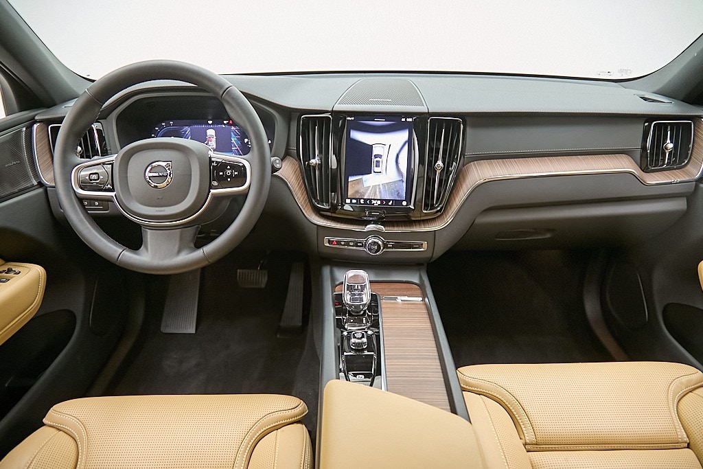 2025 VOLVO XC60 - Image 24