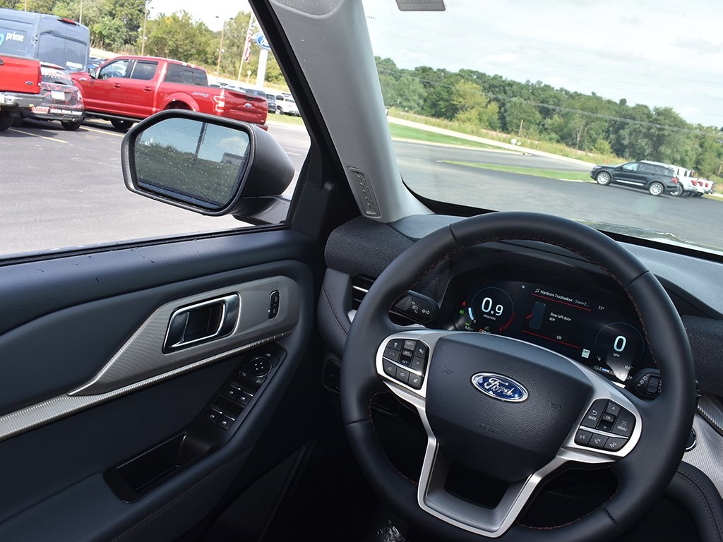 2025 Ford Explorer photo 18