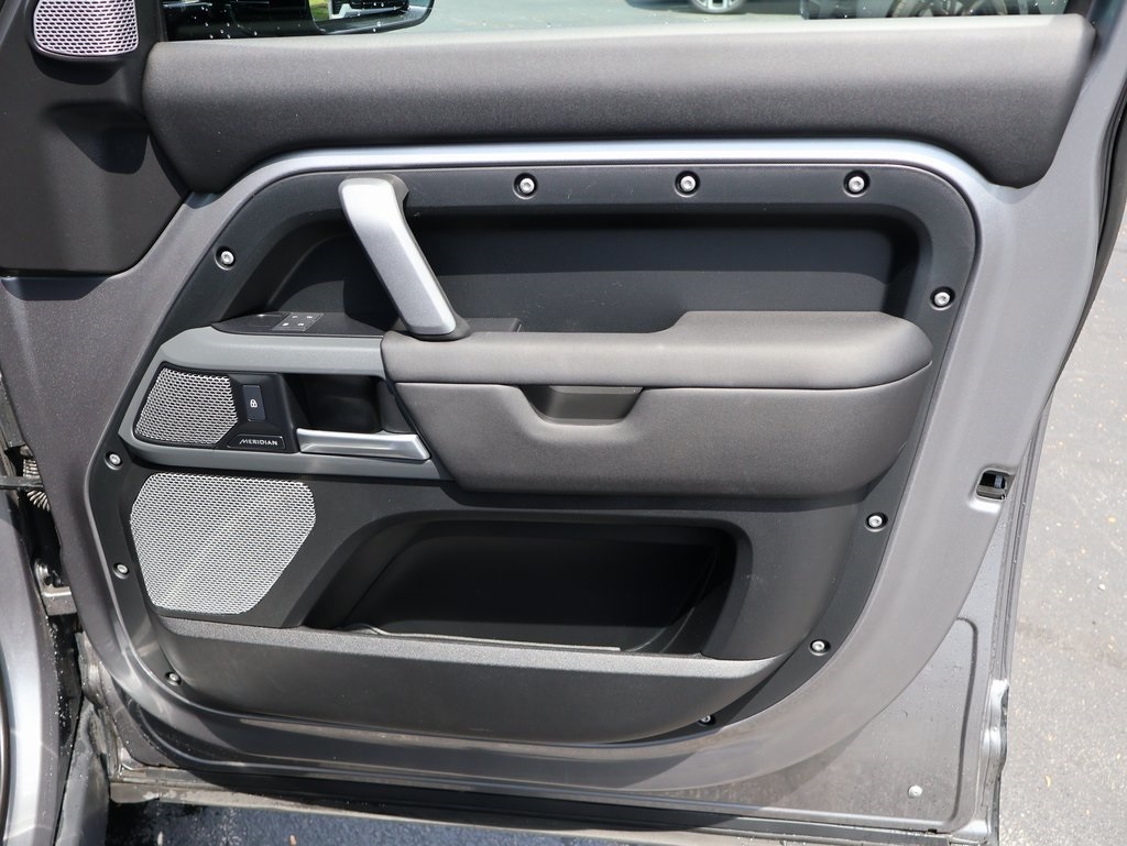 2024 Land Rover Defender 130 X-Dynamic SE photo 10