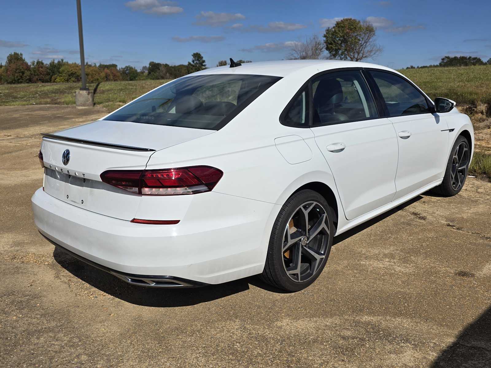 2020 Volkswagen Passat 2.0T R-Line photo 2