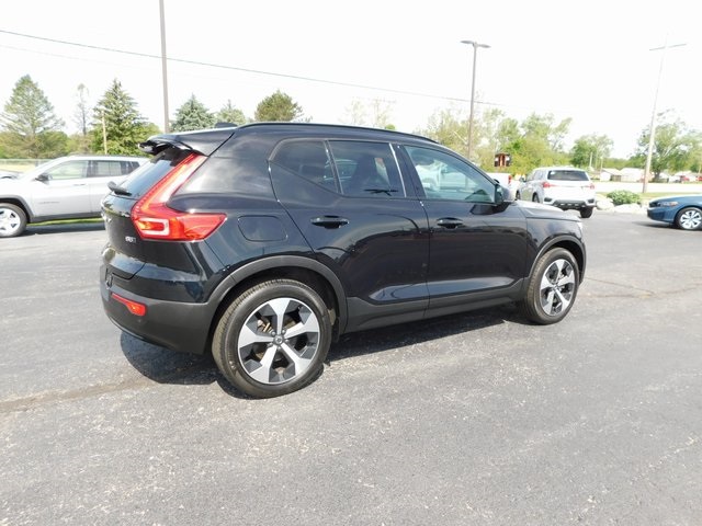 2024 Volvo XC40 Core photo 2