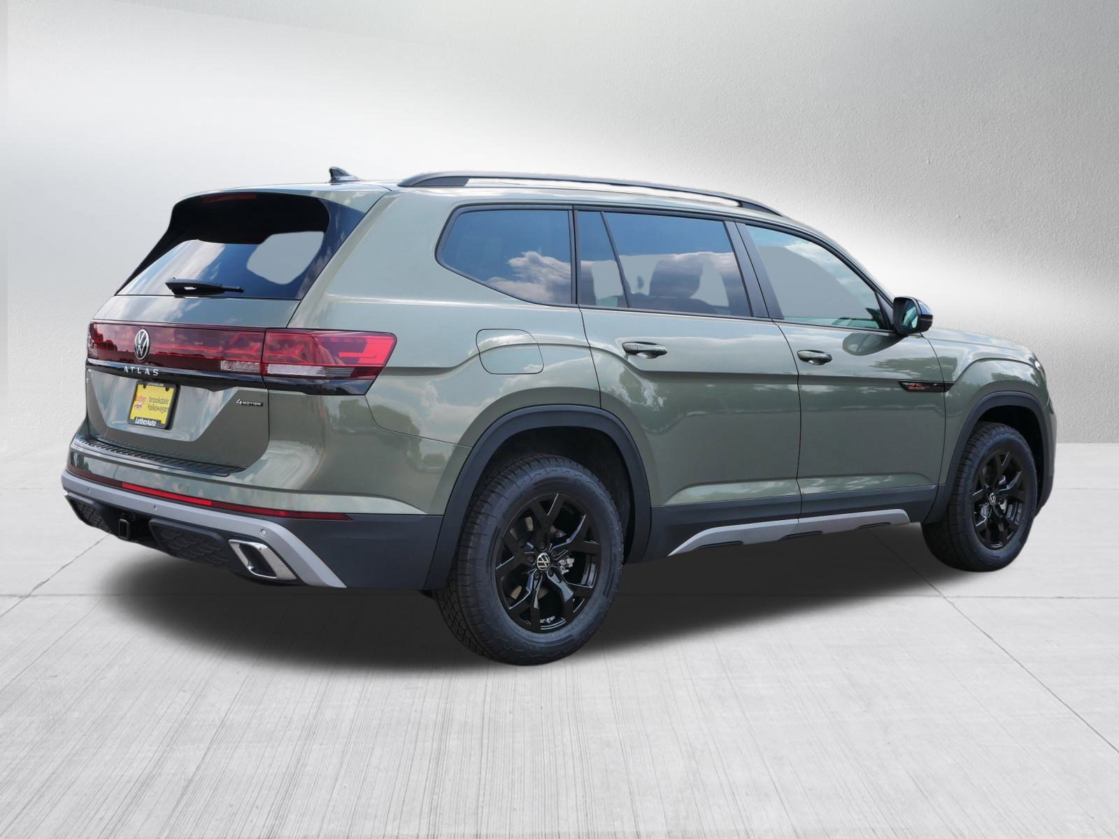 2025 Volkswagen Atlas Peak Edition SE photo 2